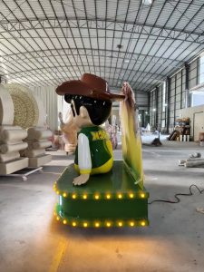 life size fiberglass statue for restaurant entrance (2)