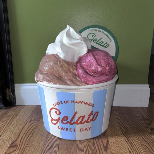 Tolili gelato sculpture display